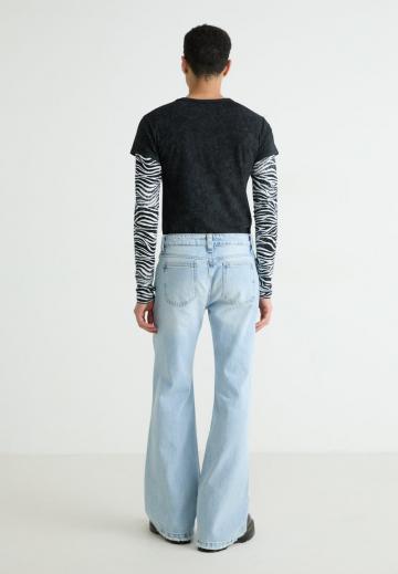 Клешеные джинсы