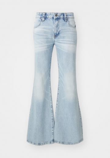 Клешеные джинсы