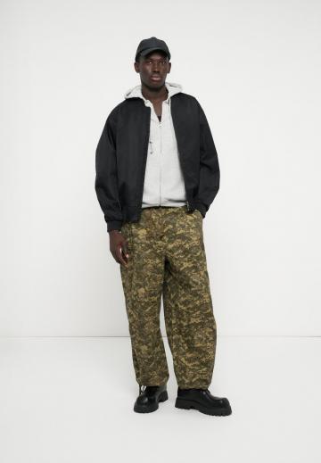 Брюки с накладными карманами