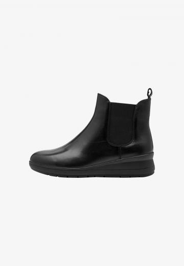 Сапожки на танкетке