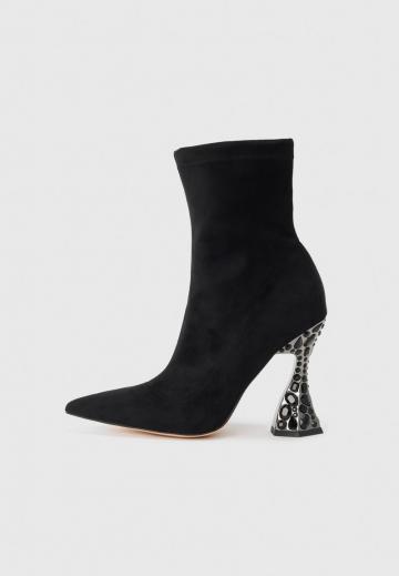 Высокие сапоги