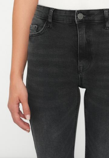 Узкие джинсы