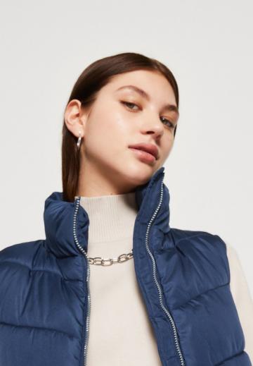 Длинный жилет