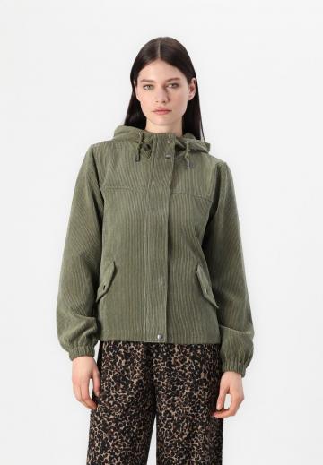 Куртка с накладнымит карманами