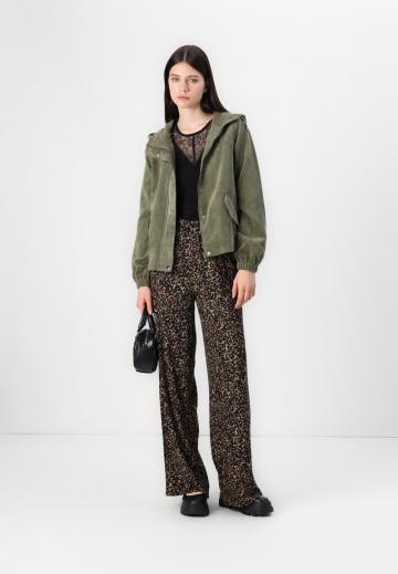 Куртка с накладнымит карманами