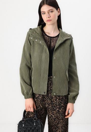 Куртка с накладнымит карманами