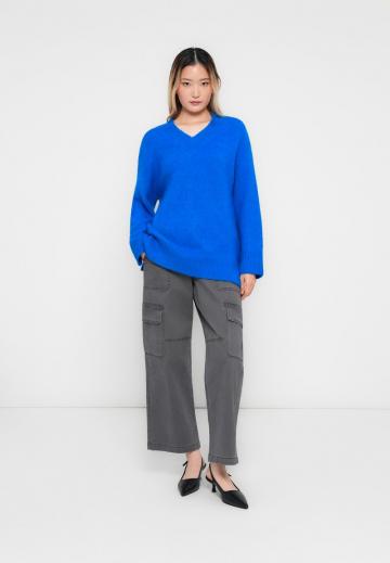 Пуловер с вырезом V