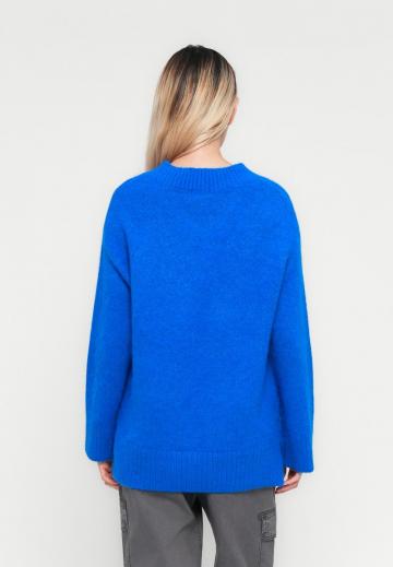 Пуловер с вырезом V