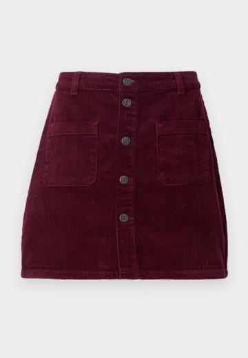 Юбка с накладными карманами