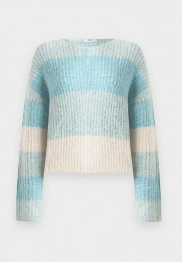 Пуловер в полоску