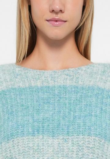 Пуловер в полоску