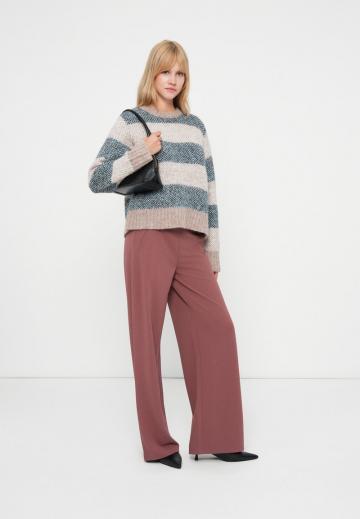 Пуловер в полоску