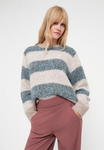 Пуловер в полоску