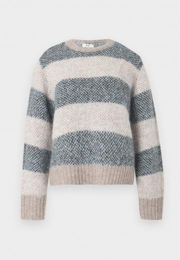 Пуловер в полоску