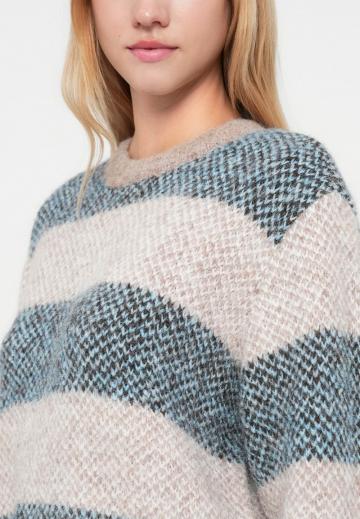 Пуловер в полоску