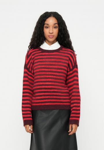 Пуловер в полоску