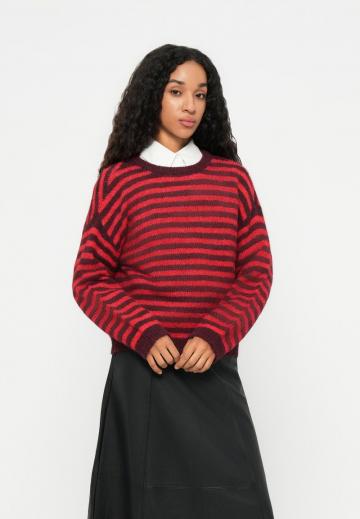Пуловер в полоску