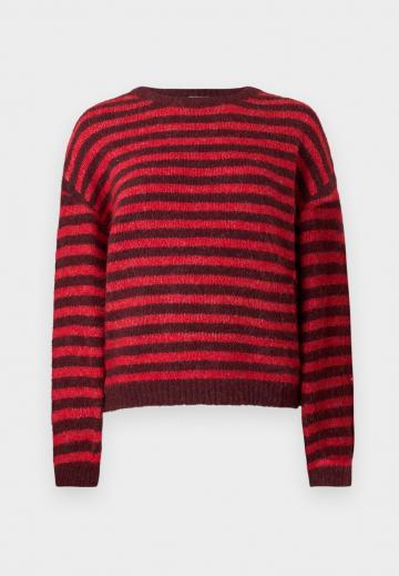 Пуловер в полоску