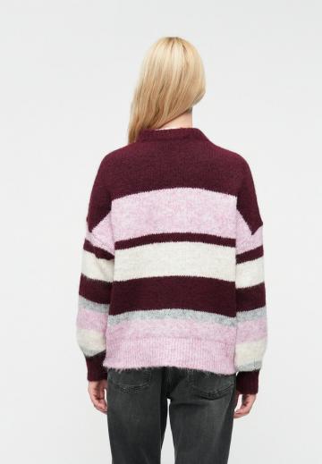 Пуловер в полоску