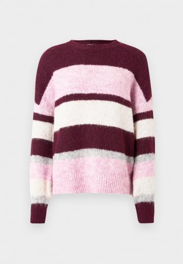 Пуловер в полоску