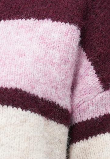 Пуловер в полоску