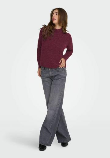 Пуловер в полоску