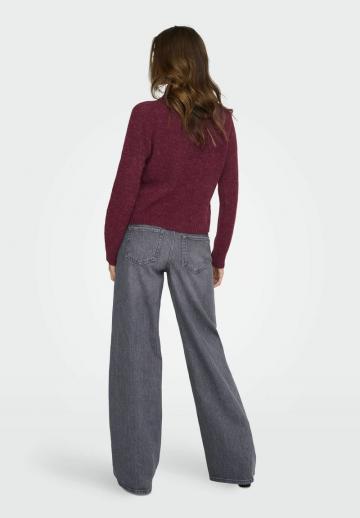 Пуловер в полоску