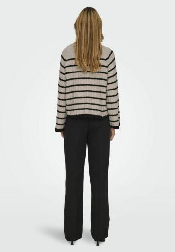 Пуловер в полоску