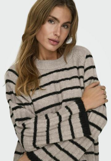 Пуловер в полоску