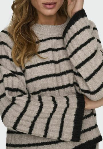 Пуловер в полоску