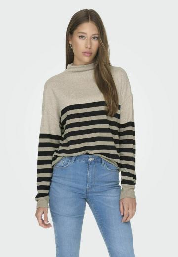 Пуловер в полоску