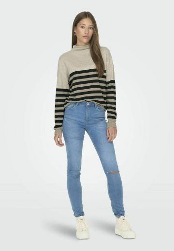 Пуловер в полоску