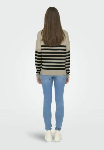 Пуловер в полоску