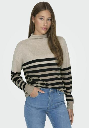 Пуловер в полоску