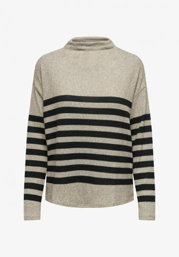Пуловер в полоску