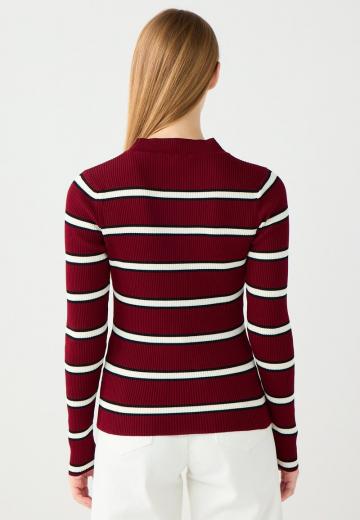 Пуловер в полоску