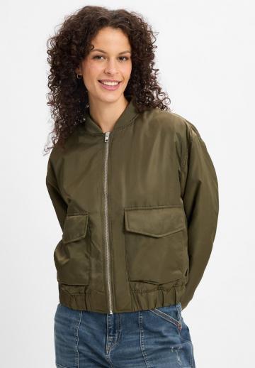 Куртка с накладнымит карманами