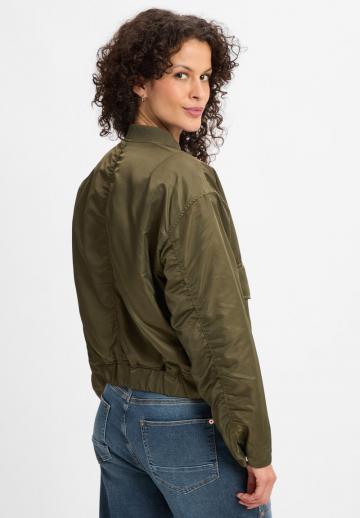 Куртка с накладнымит карманами