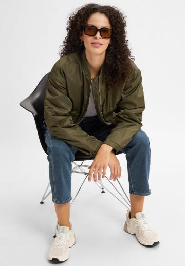 Куртка с накладнымит карманами