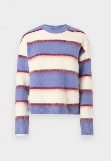 Пуловер в полоску