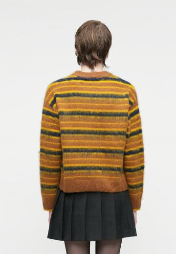 Пуловер в полоску