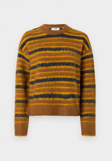 Пуловер в полоску