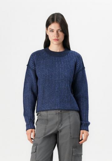 Пуловер в полоску