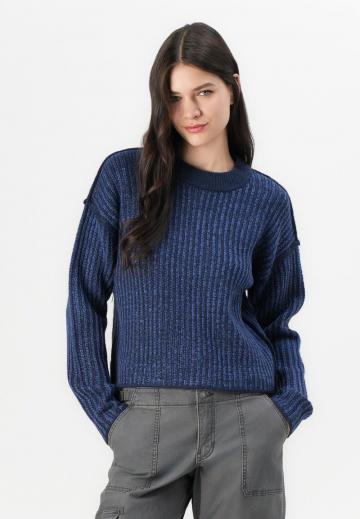 Пуловер в полоску