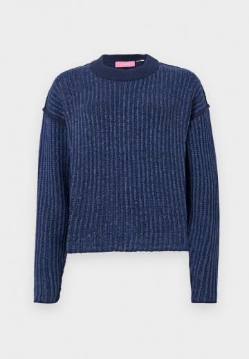 Пуловер в полоску