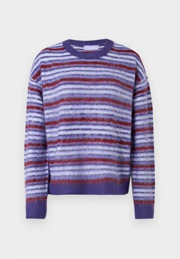 Пуловер в полоску