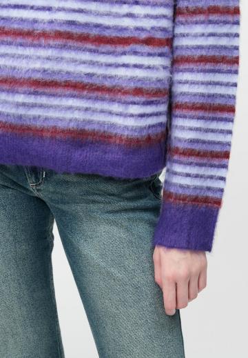 Пуловер в полоску