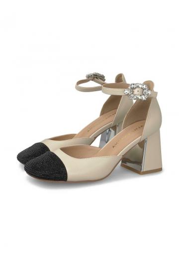 Туфли с высоким носом