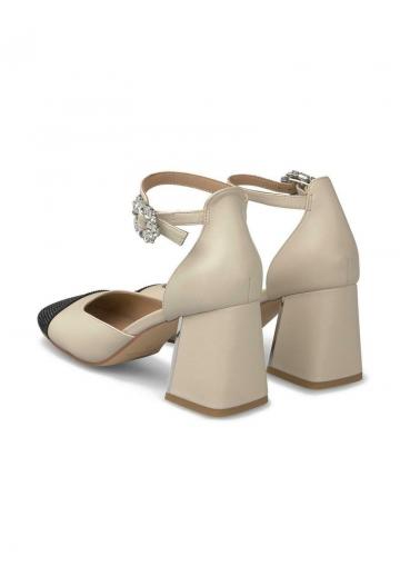 Туфли с высоким носом