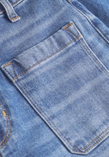 Прямые джинсы